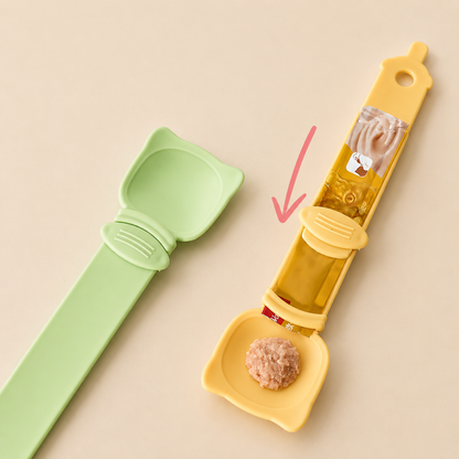 2 squeeze spoons with an arrow showing how to operate