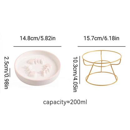 Measurement chart showing dimensions of a white dish and a gold stand on a white background.