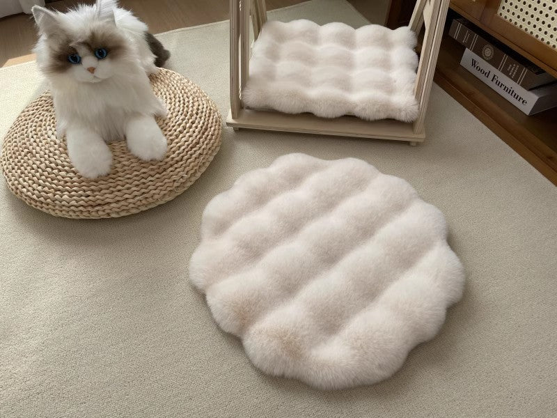 Beige Plush Round Cat Mat - Soft Faux Fur Sleeping Pad (40cm Diameter)